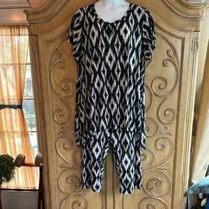 Chic Black and White Geometric Lounge Set